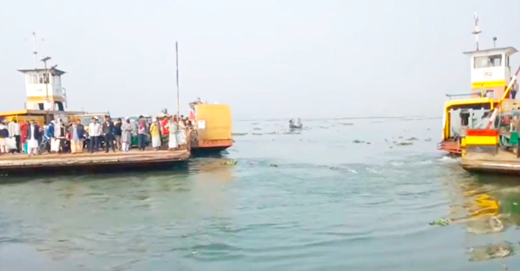 আড়াইহাজারে ফেরি থেকে অটোরিক্সা নদীতে।। দুইজনের মরদেহ উদ্ধার