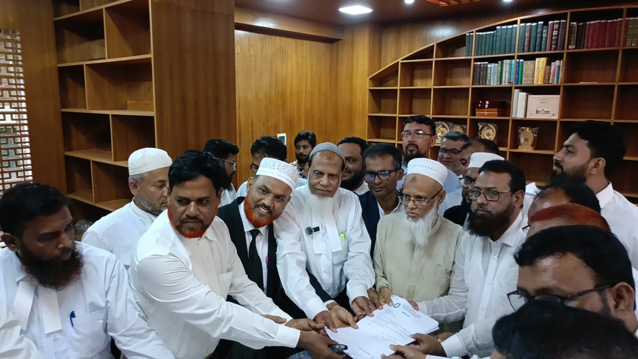 জেলা বারের নির্বাচনে মনোনয়ন পত্র জমা দিলেন জামায়াত পন্থী আইনজীবীরা