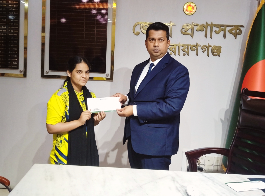 প্রমিলা ফুটবল দলের দুই খেলোয়াড়কে জেলা প্রশাসনের আর্থিক সহযোগিতা প্রদান