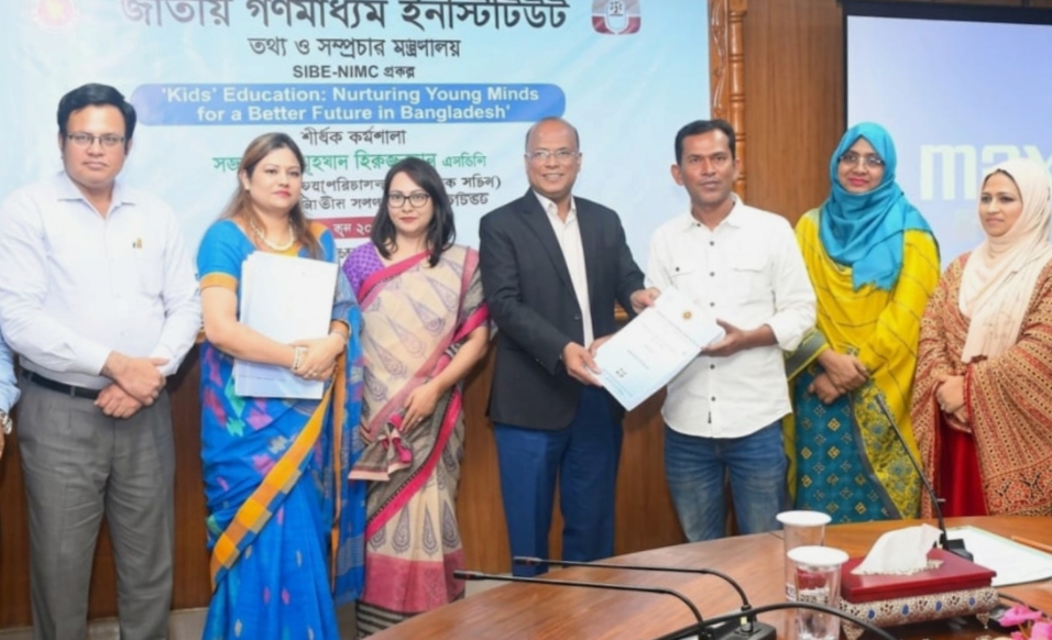 নিমকোতে কর্মশালায় সনদপত্র গ্রহণ করছেন সাংবাদিক এস এম জহিরুল ইসলাম বিদ্যুৎ