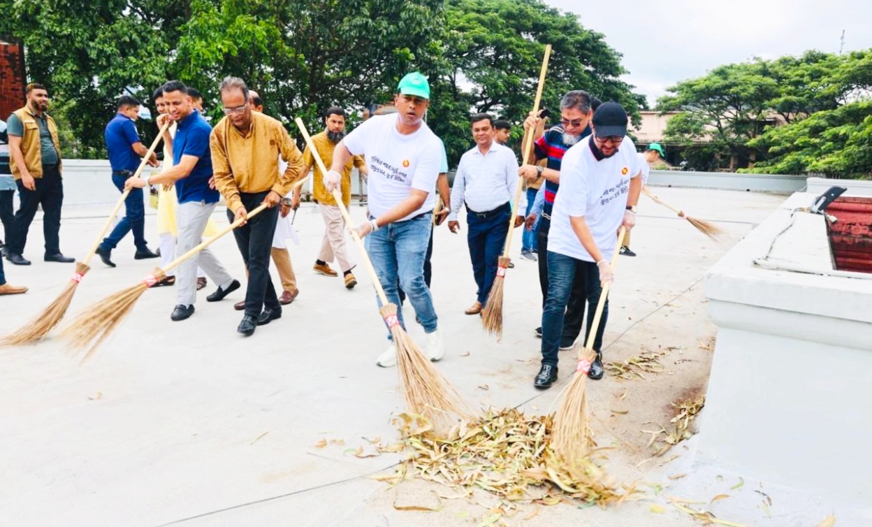 চট্টগ্রামে ১ দিনে ১৩৫ টন বর্জ্য সরিয়ে রেকর্ড গড়লেন ডিসি জাহিদ