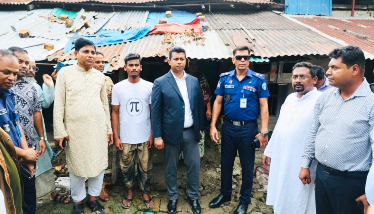 চট্টগ্রামের বাঁশখালীতে বন্যায় ক্ষতিগ্রস্ত পরিবারের  পুনর্বাসনে ডিসি জাহিদুল ইসলাম মিঞা 