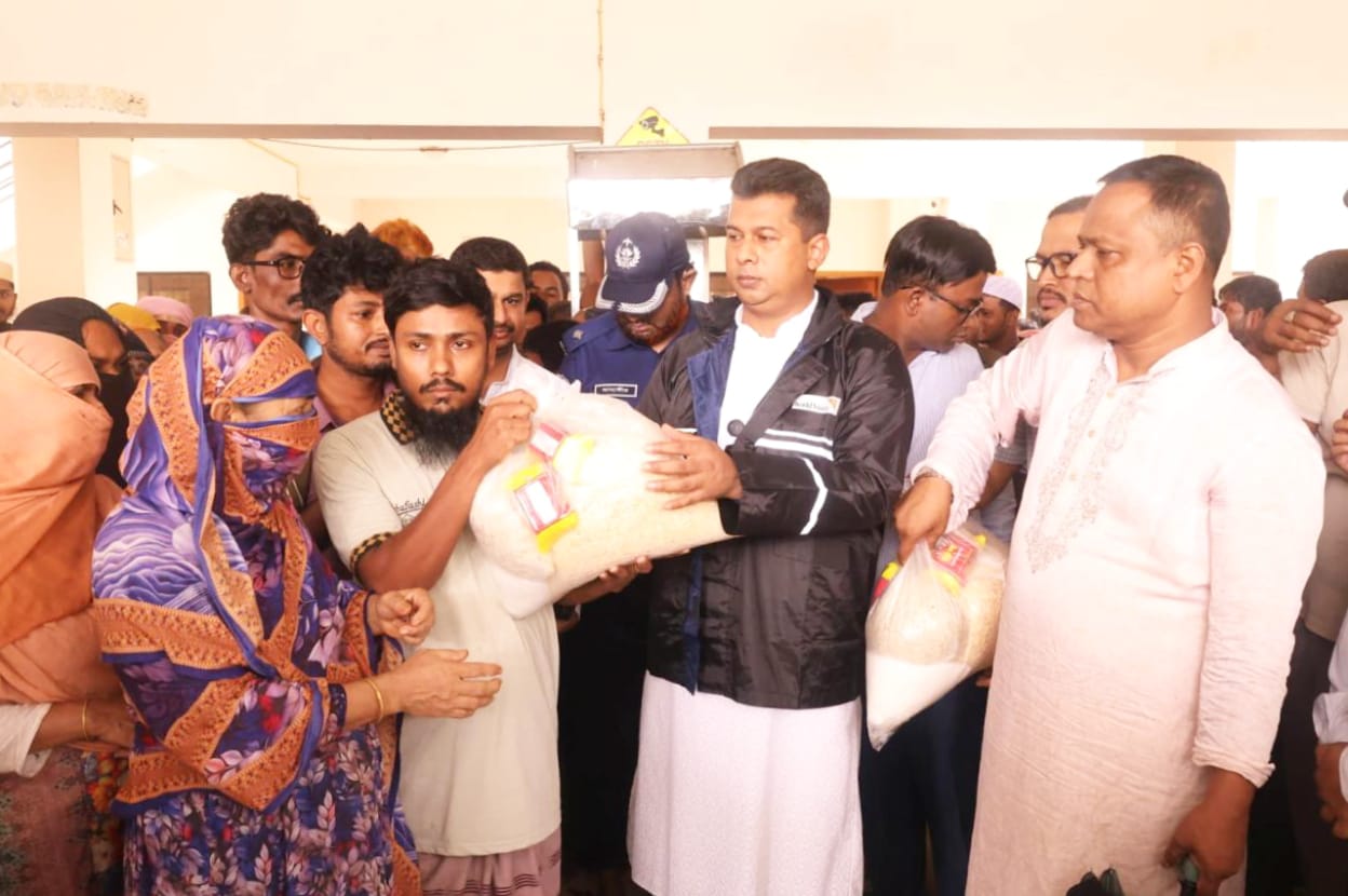 চট্টগ্রামের পানিবন্দী মানুষের দুয়ারে,দুয়ারে খাবার নিয়ে ডিসি জাহিদ