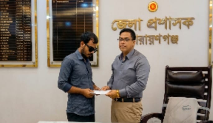 ঢাবির দৃষ্টিপ্রতিবন্ধী শিক্ষার্থী পলিনের পাশে দাঁড়ালেন  ডিসি মো: রায়হান কবির