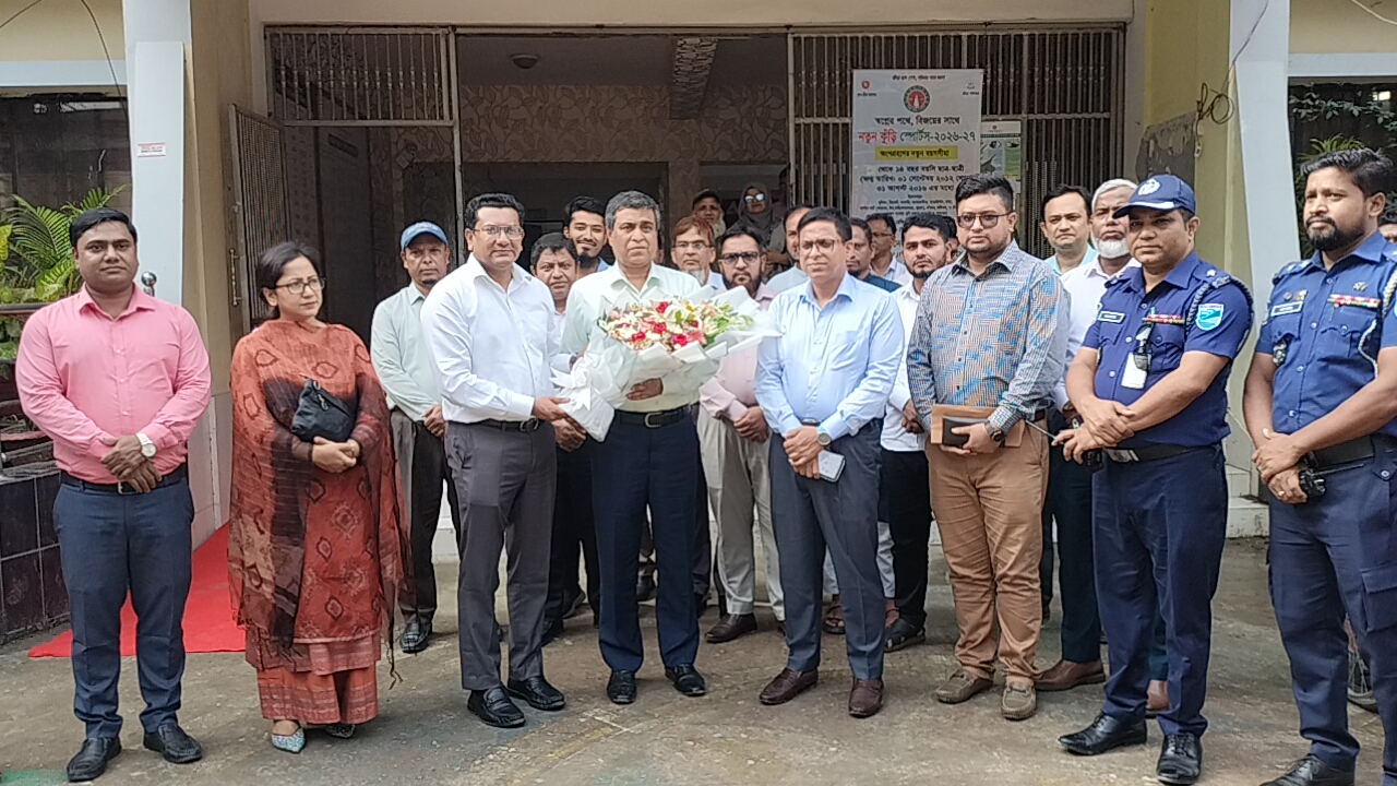 সোনারগাঁয়ে বিভিন্ন সরকারি দপ্তর ও চলমান উন্নয়নমূলক কার্যক্রম পরিদর্শনে ঢাকা বিভাগীয় কমিশনার