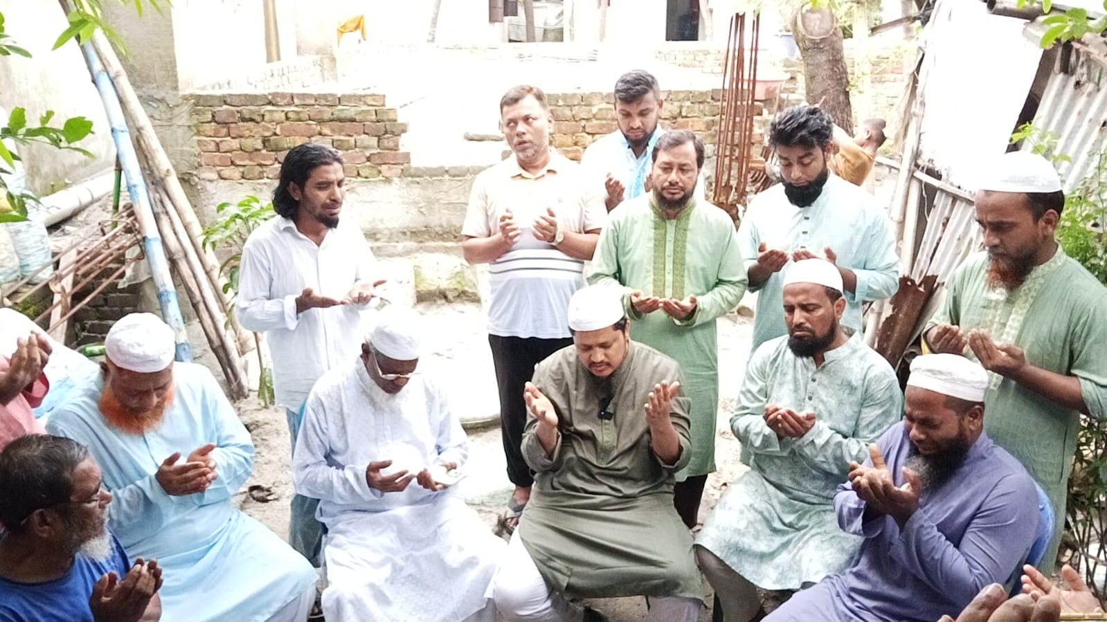 ফতুল্লায় কাভার্ড ভ্যানচাপায় মাদ্রাসাছাত্র নিহত: ভুক্তভোগী পরিবারের পাশে জামায়াত নেতৃবৃন্দ