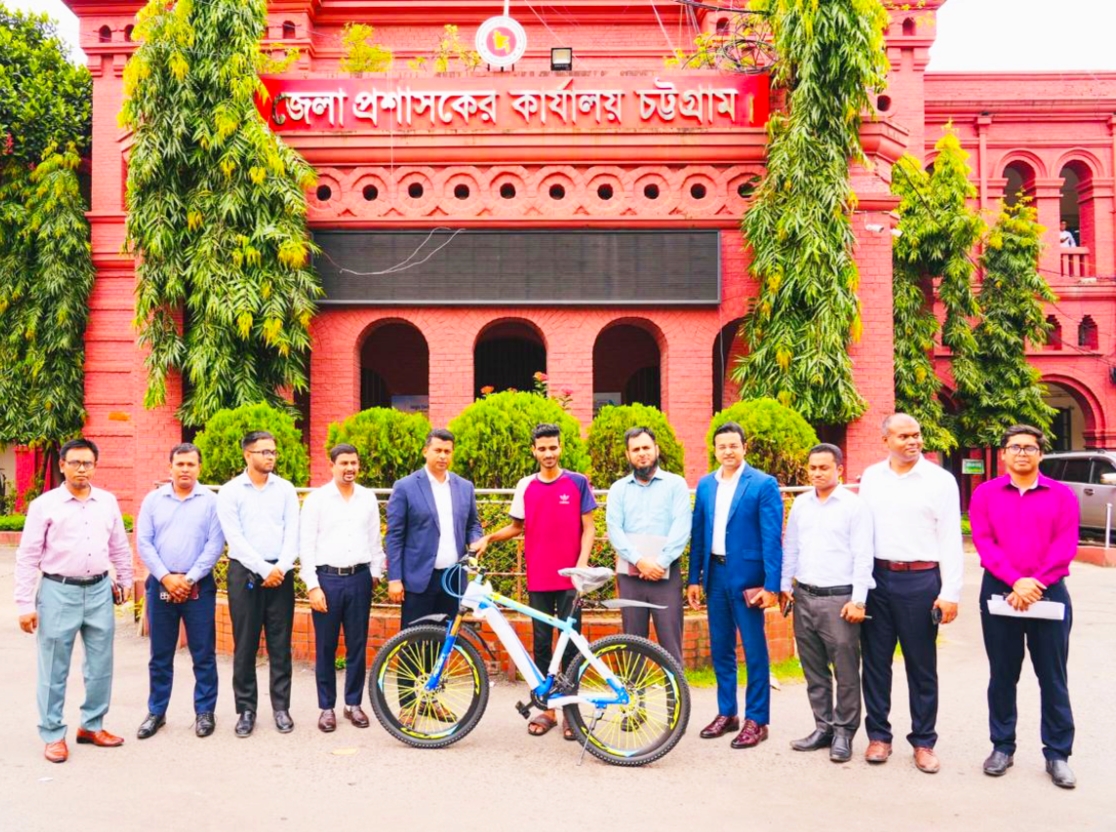 সাইকেলের চাকায় জামশেদের জীবন বদলে দিলেন ডিসি জাহিদ