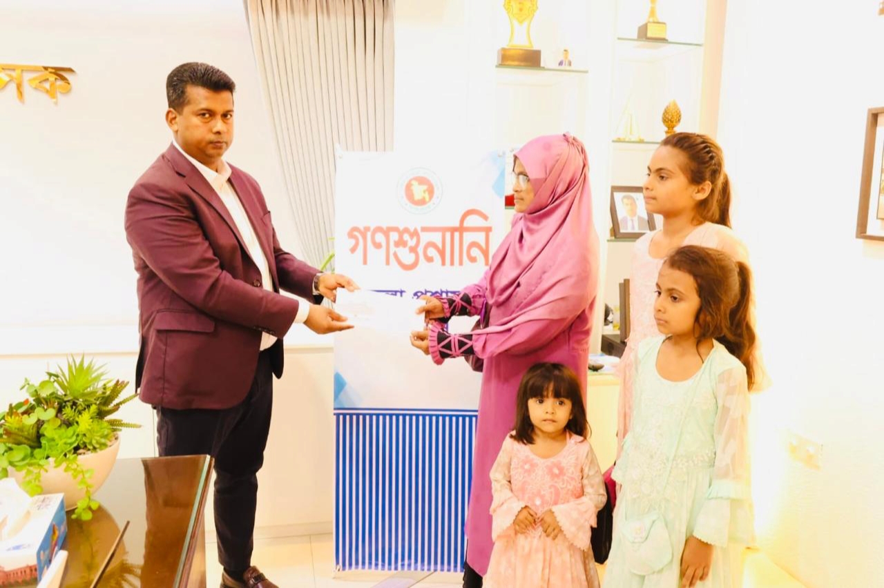 কেউ চান মাথা গোঁজার ঠাঁই, কেউ চিকিৎসার টাকা – গণশুনানিতে পাশে দাঁড়ালেন মানবিক ডিসি জাহিদ
