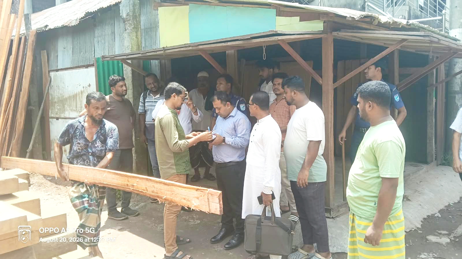 রাস্তায় জনদুর্ভোগ সৃষ্টি ও দোকানের মালামাল রাখার অপরাধে সোনারগাঁয়ে ভ্রাম্যমাণ আদালতের অভিযান,জরিমানা