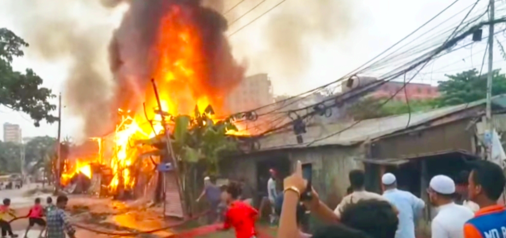 ফতুল্লার মাসদাইর ৪টি জুটের গোডাউনে ও ৩টি ইজিবাইক গ্যারেজে ভয়াবহ অগ্নিকাণ্ড