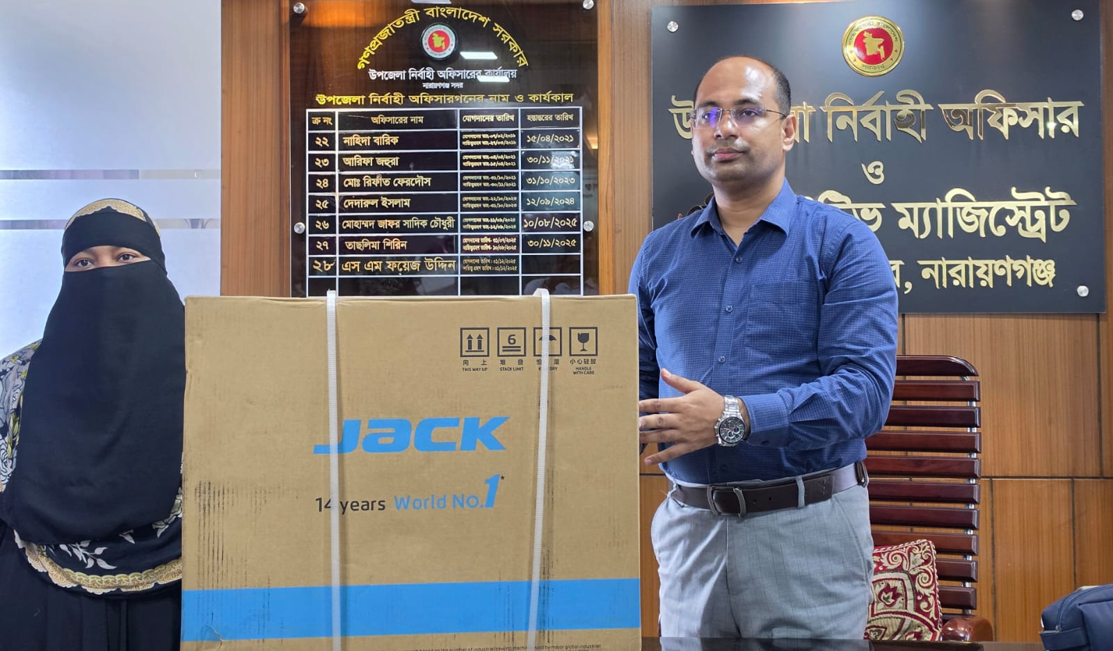 অসচ্ছল সেলিনা বেগমকে স্বাবলম্বী করে তুলতে ইলেকট্রনিক সেলাই মেশিন উপহার দিয়ে পাশে দাঁড়ালেন সদর উপজেলা প্রশাসন