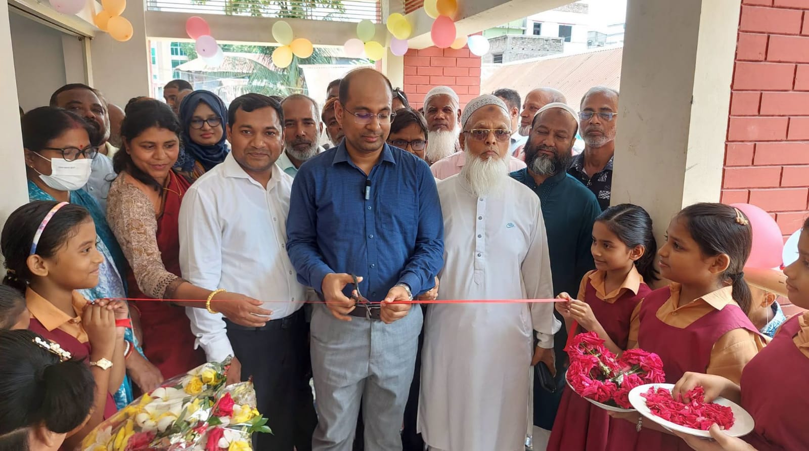 নারায়ণগঞ্জ সদরের রাস্তা ও স্কুল পরিদর্শন সহ শিক্ষার্থীদের মাঝে উপহার বিতরণ করলেন ইউএনও ফয়েজ উদ্দিন