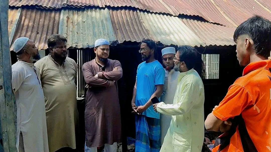 ২২ নম্বর ওয়ার্ডের অগ্নিকাণ্ডে পুড়ে যাওয়া বসতবাড়ি পরিদর্শন করেন মাওলানা আবদুল জব্বার