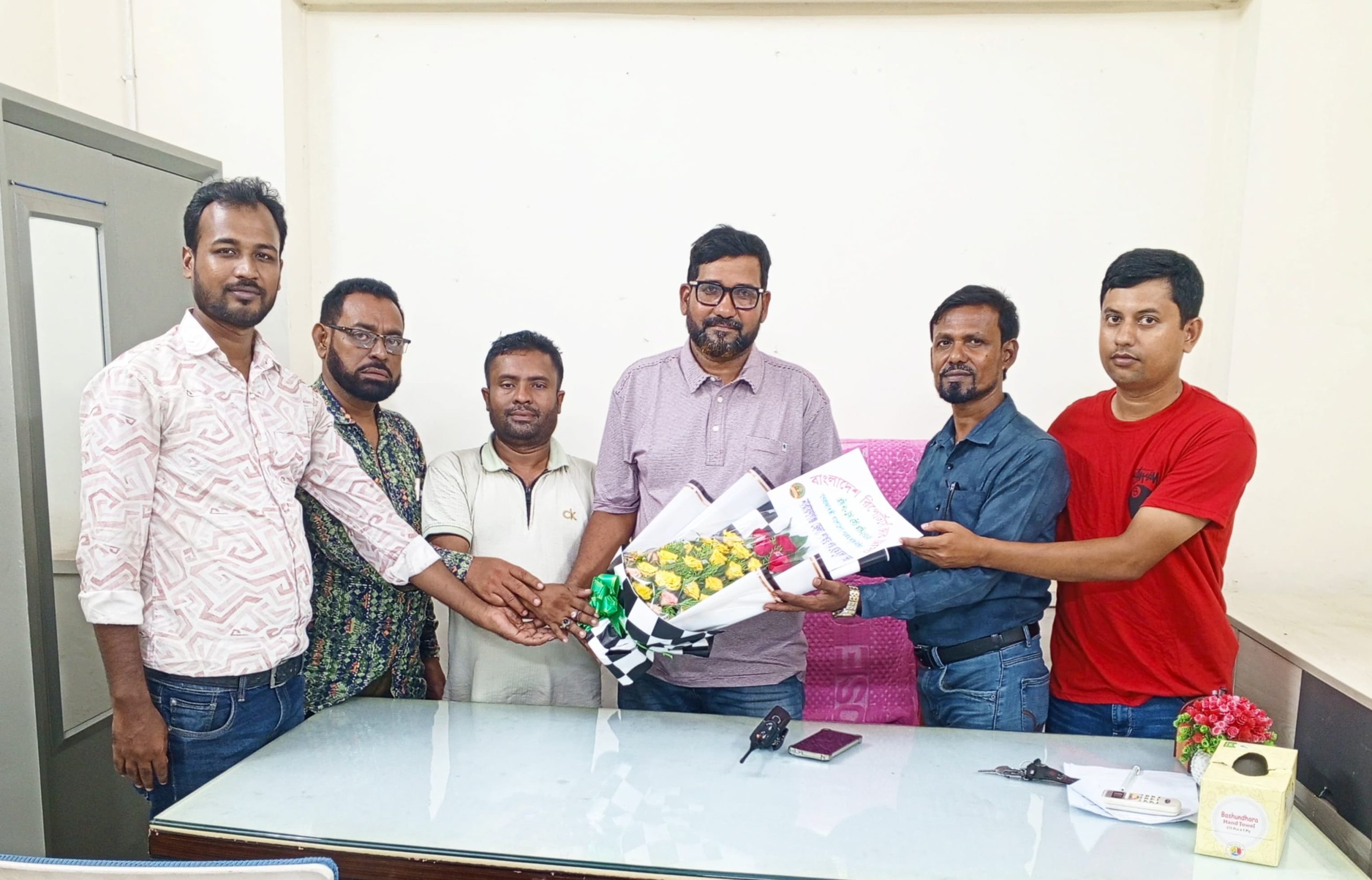 নারায়ণগঞ্জের যানজট নিরসনে টিআই এম এ করিমের পেশাদারিত্বের স্বীকৃতিতে রিপোর্টার্স ক্লাব ট্রাস্টের পক্ষ থেকে ফুলেল শুভেচ্ছা