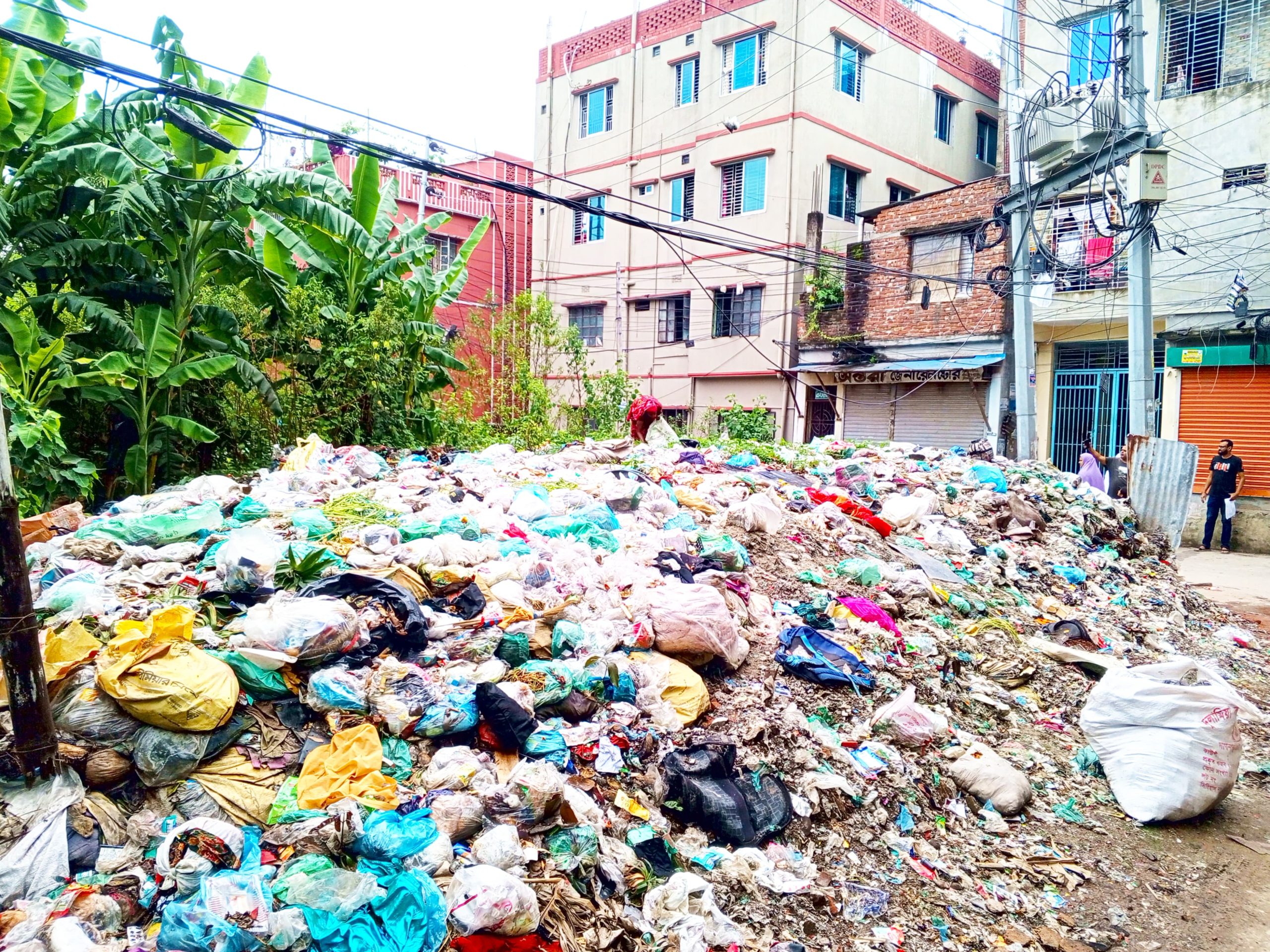 ময়লার দুর্গন্ধে অতিষ্ঠ মিশনপাড়াবাসী জনদুর্ভোগ