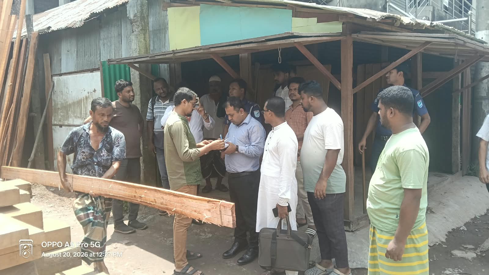 রাস্তায় জনদুর্ভোগ সৃষ্টি করায় তিন প্রতিষ্ঠানকে ভ্রাম্যমাণ আদালতের জরিমানা 