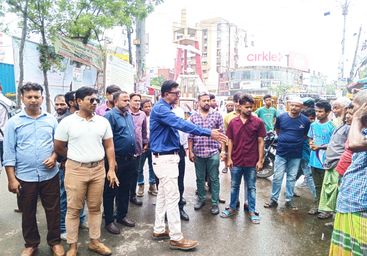 শহরের ভবন গুলোতে পার্কিং ব্যবস্থা পরিদর্শনে নাউক চেয়ারম্যান মাসুকুল ইসলাম রাজিব