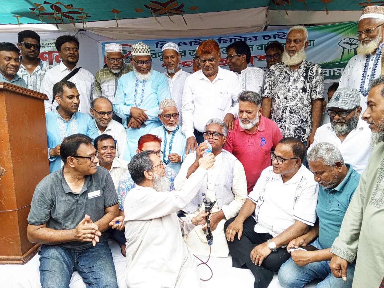-পেইড মিটার বাতিলের দাবীতে নাগরিক অধিকার ফোরামের গণ অনশন পানি পান করিয়ে ভঙ্গ করলেন এমপি