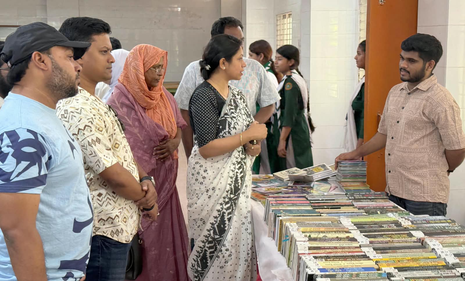 মর্গ্যান গার্লস হাই স্কুল অ্যান্ড কলেজে দুই দিনব্যাপী বইমেলার উদ্বোধনে সভাপতি অ্যাড: নুর বাঁধন