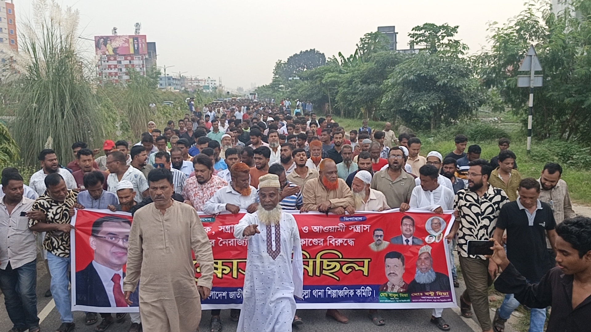 সাইনবোর্ড মহাসড়কে মাদক, সন্ত্রাস ও চাঁদাবাজির বিরুদ্ধে শ্রমিক দলের বিক্ষোভ মিছিল