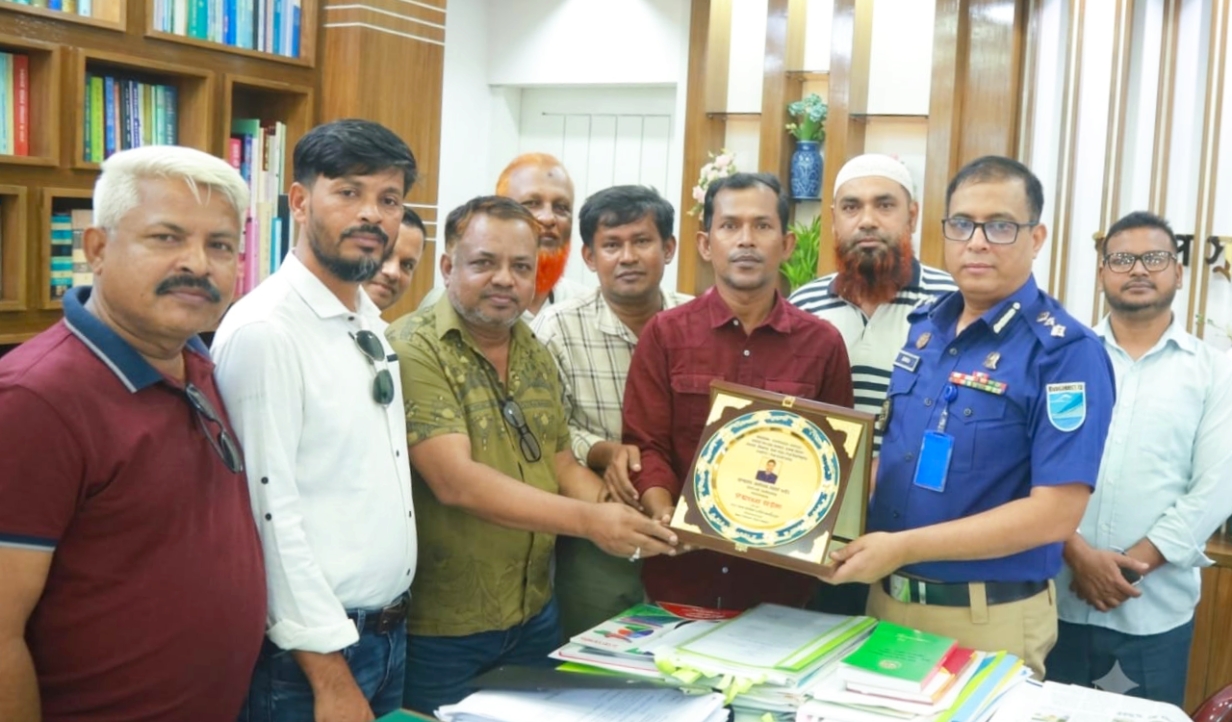 বদলিজনিত বিদায়ে নারায়ণগঞ্জের পুলিশ সুপার মিজানুর রহমান মুন্সিকে জার্নালিস্ট ইউনিটির পক্ষ থেকে সম্মাননা স্মারক প্রদান