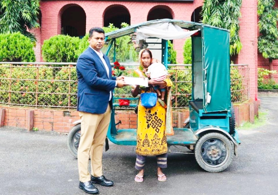 তিন সন্তান নিয়ে অটোরিকশার হ্যান্ডেলে ইয়াসমিন, পাশে দাঁড়ালেন ডিসি জাহিদ