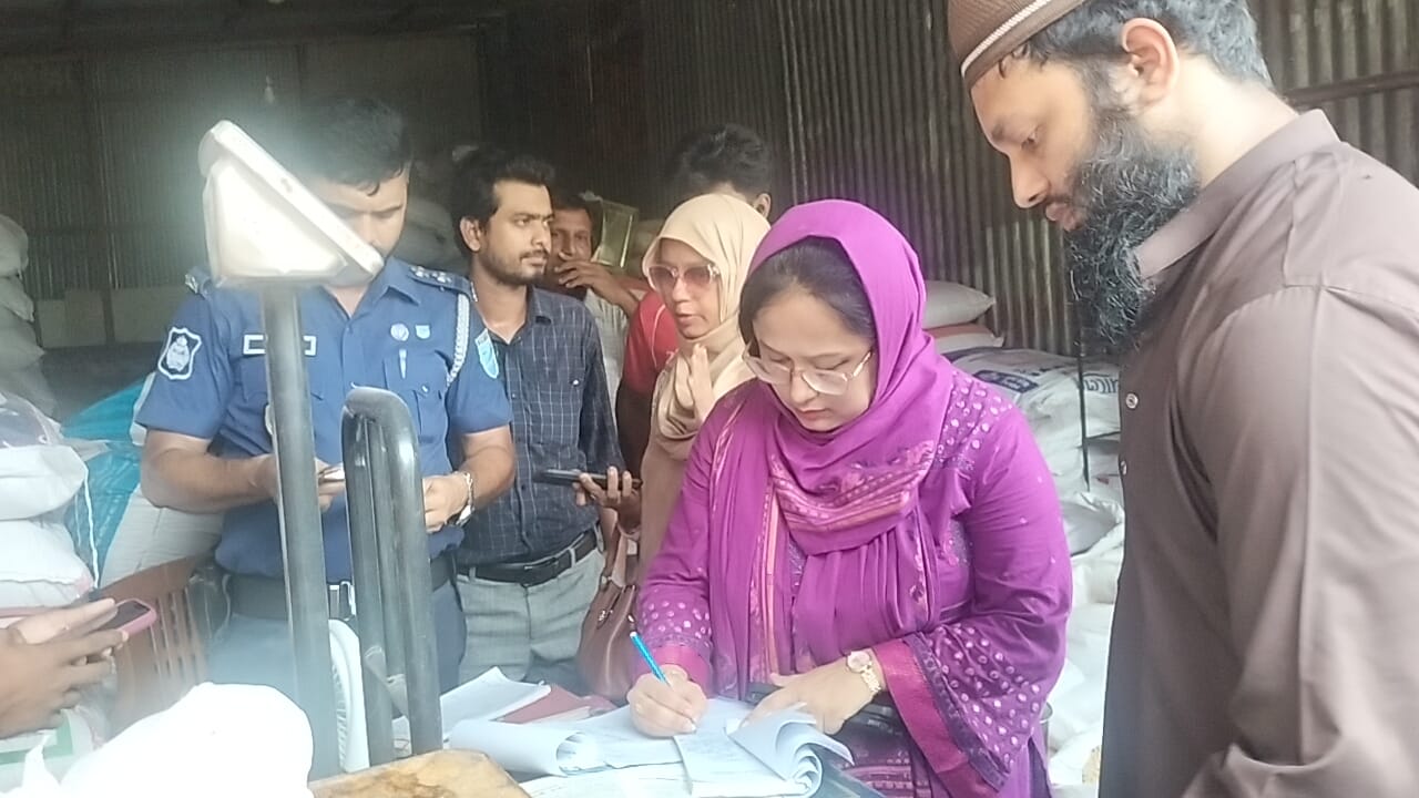 সোনারগাঁয়ে পশু খাদ্য ব্যবসায়ীকে জরিমানা 