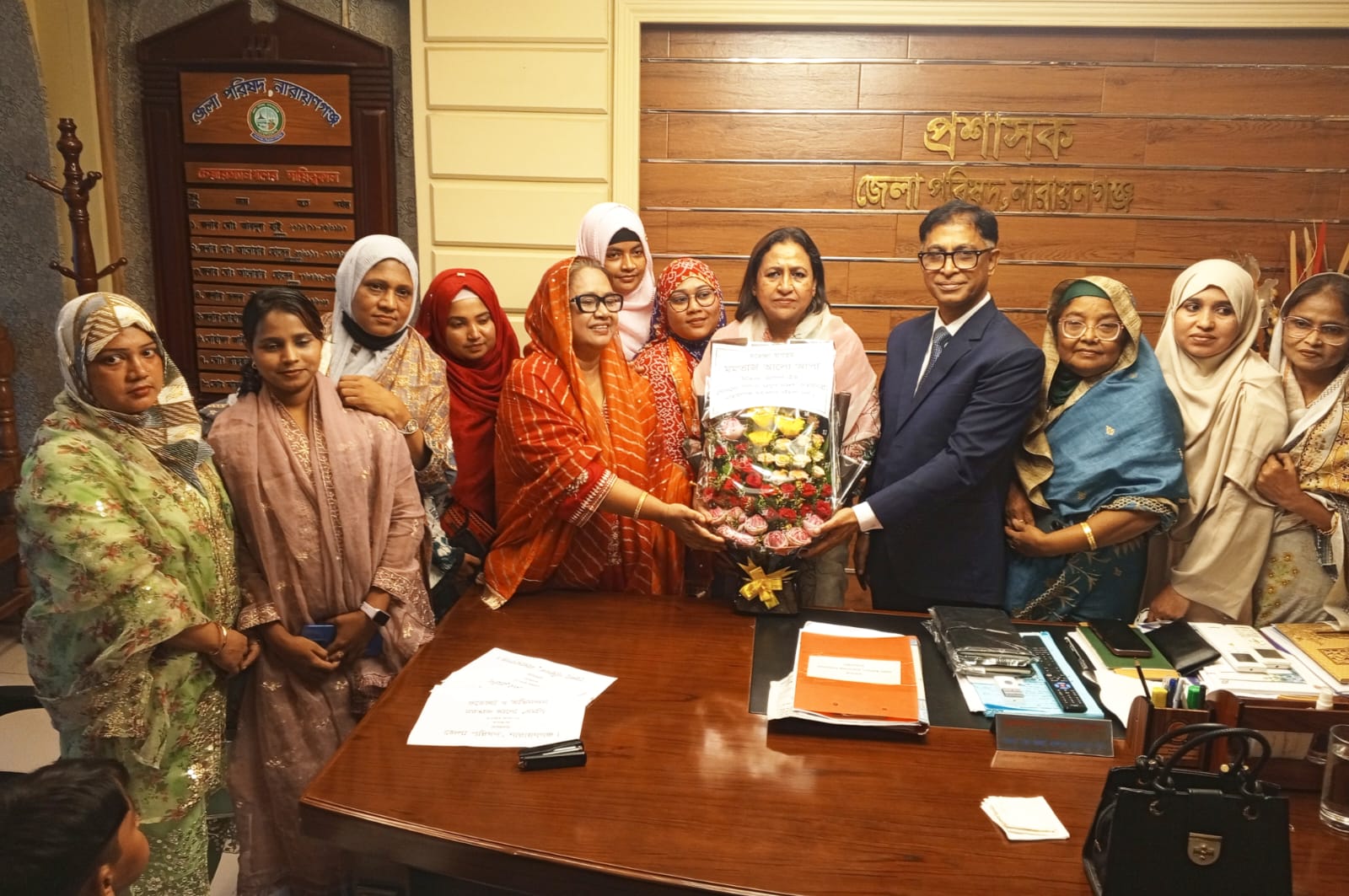 মমতাজ আলোকে ফুলেল শুভেচ্ছা জানালেন মহানগর মহিলা দলের সভানেত্রী ময়না