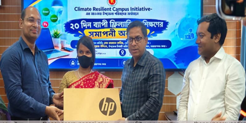 ফ্রিল্যান্সিং প্রশিক্ষণের সমাপনীতে ল্যাপটপ হাতে আফসানা, দক্ষতার সনদে নতুন স্বপ্ন