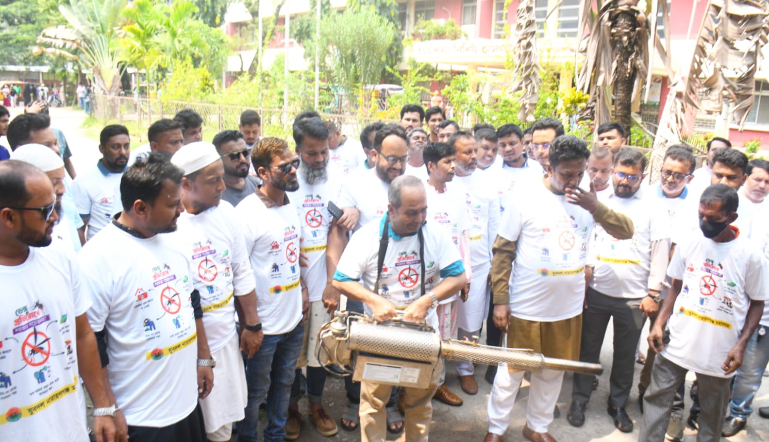 খানপুরে হাসপাতালে ডেঙ্গু প্রতিরোধে মহানগর যুবদলের মশক নিধন