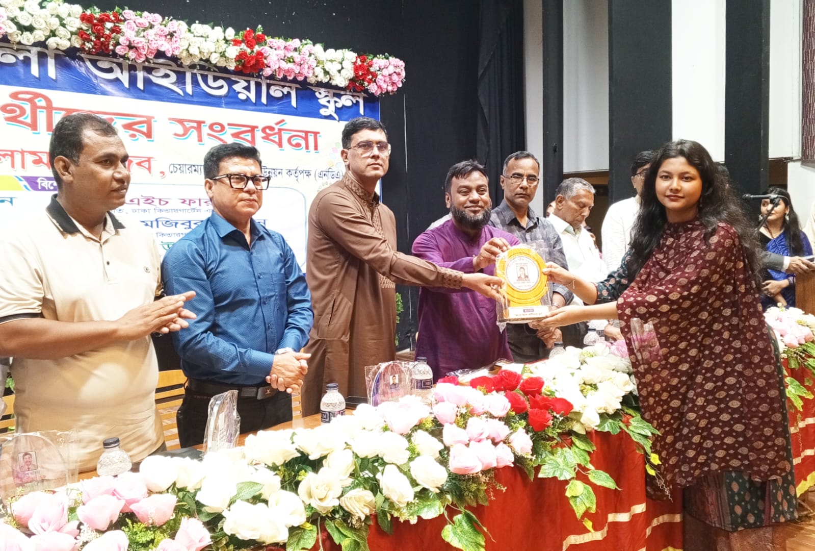 জ্ঞানের আলোয় আইডিয়াল স্কুল কর্তৃক নারায়ণগঞ্জে কৃতি শিক্ষার্থীদের সংবর্ধনা