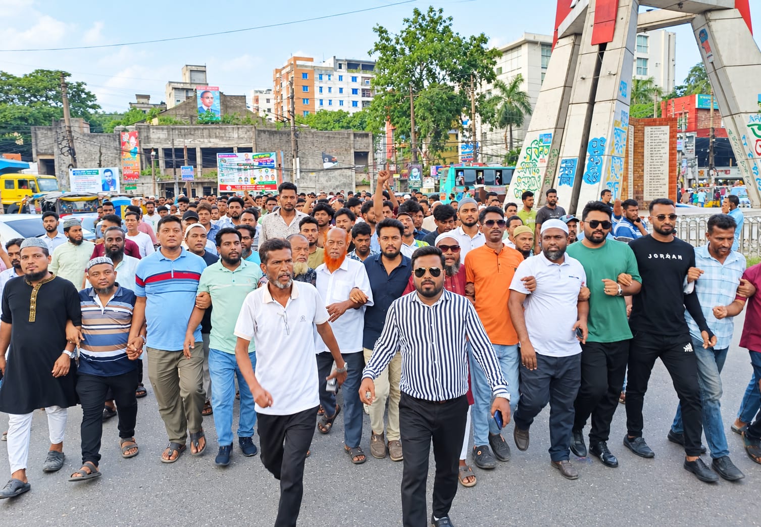 নারায়ণগঞ্জে মহানগর বিএনপির প্রতিবাদ সমাবেশে সম্রাট হোসেন সুজনের নেতৃত্বে বিশাল মিছিল নিয়ে যোগদান