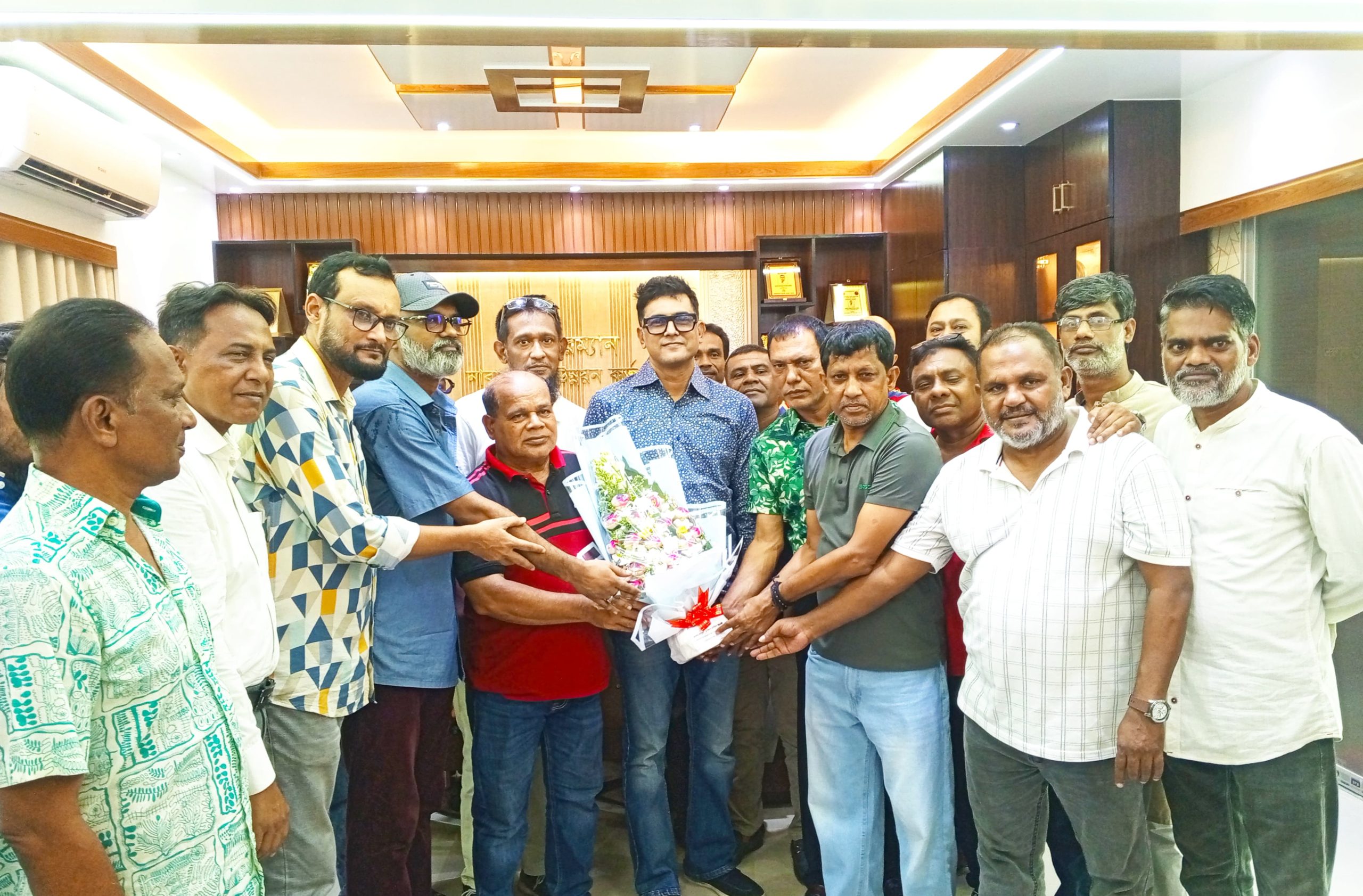 নারায়ণগঞ্জ উন্নয়ন কর্তৃপক্ষের চেয়ারম্যানের দায়িত্ব গ্রহণ করায় মাশুকুল ইসলাম রাজীবকে ফুলেল শুভেচ্ছা