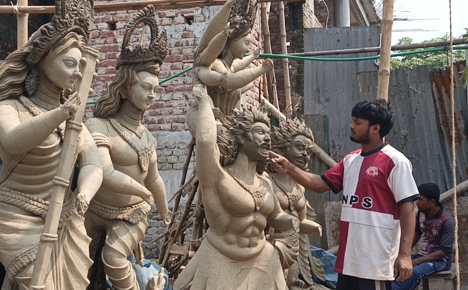 আসন্ন শারদীয় দুর্গোৎসব: নারায়ণগঞ্জ সদর উপজেলায় পাগলায় শেষ মুহূর্তের ব্যস্ততায় মৃৎশিল্পীরা
