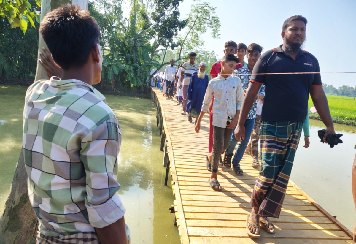 শ্রীবরদীতে নিজ অর্থায়নে সাঁকো নির্মাণ করে দিলেন মাওলানা আরিফুর রহমান 