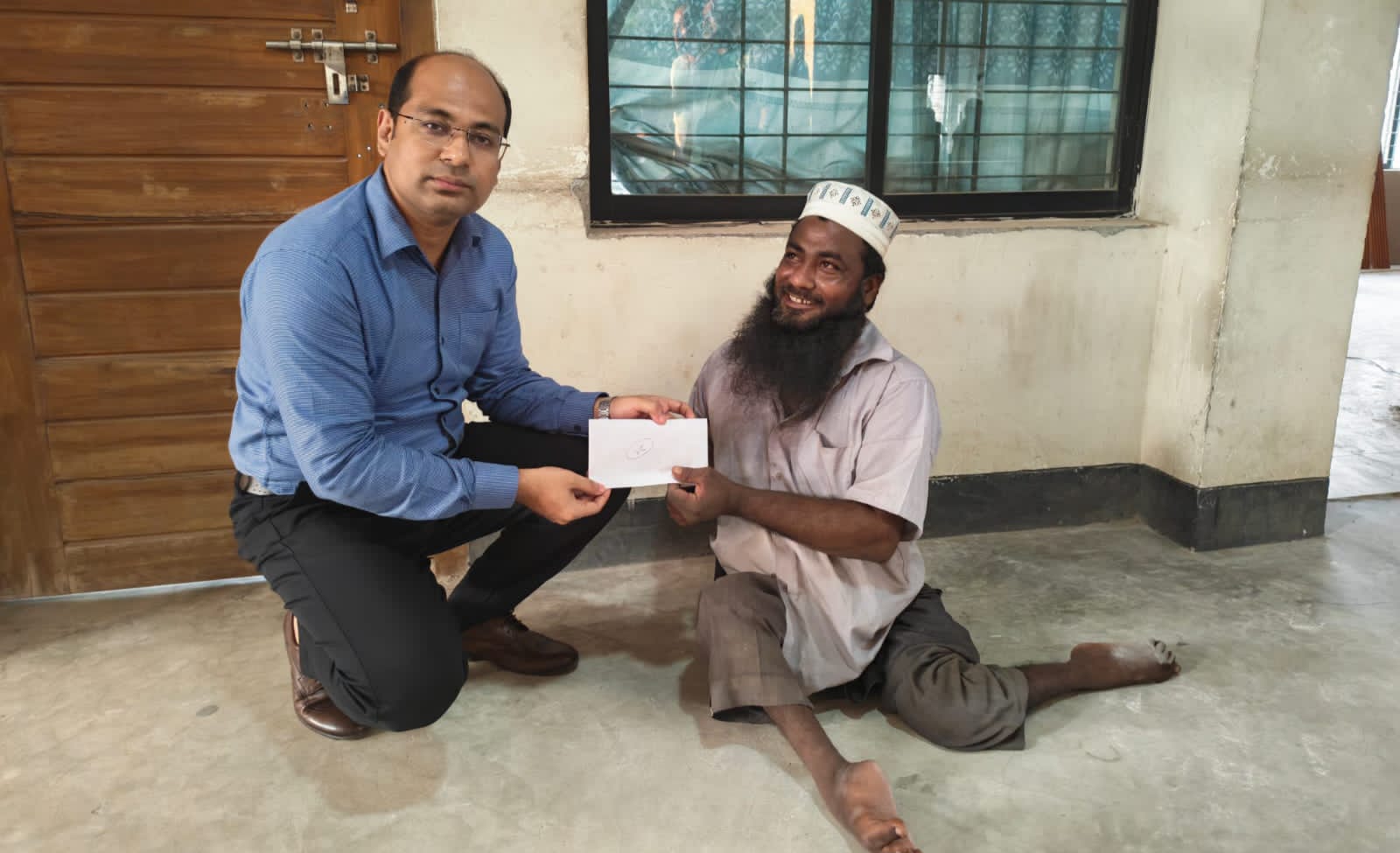 শারীরিক প্রতিবন্ধী আল আমিনের পাশে দাঁড়ালেন নারায়ণগঞ্জ সদর উপজেলা প্রশাসন