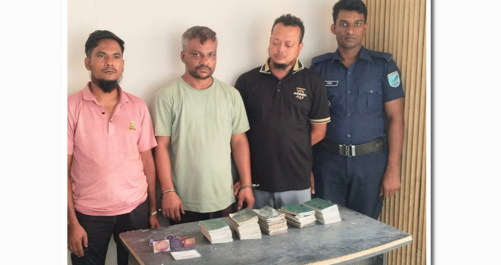 ফতুল্লায় ৬১ পাসপোর্ট, ৫ এনআইডি ও ৬ সিলসহ প্রতারক চক্রের ৩ সদস্য গ্রেফতার