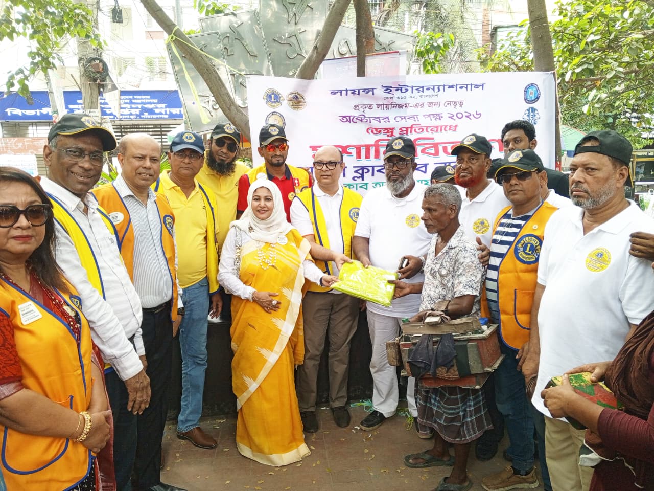 নারায়ণগঞ্জে ডেঙ্গু প্রতিরোধে লায়ন্স ক্লাব ও লিও ক্লাবের মশারি বিতরণ 