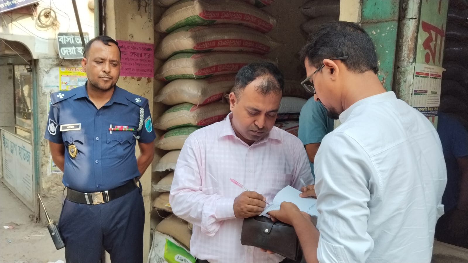 সোনারগাঁয়ে পাটজাত মোড়ক ব্যবহার না করায় তিন ব্যবসায়ীকে ভ্রাম্যমান আদালতে জরিমানা