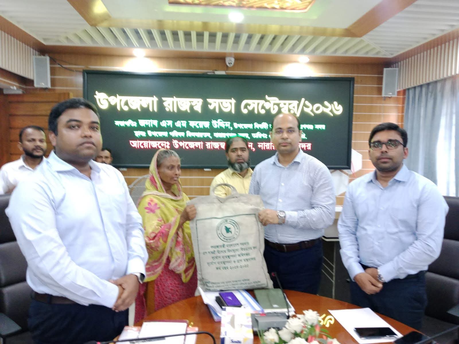 নারায়ণগঞ্জে অসহায় পরিবারের পাশে ইউএনও এস এম ফয়েজউদ্দিন, খাদ্য সামগ্রী প্রদান
