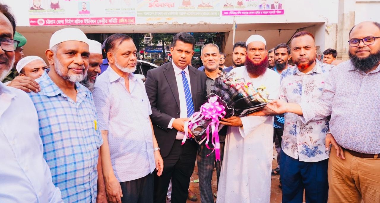 ফুল নিতে নয়, দিতে গেলেন মানবিক ডিসি জাহিদ