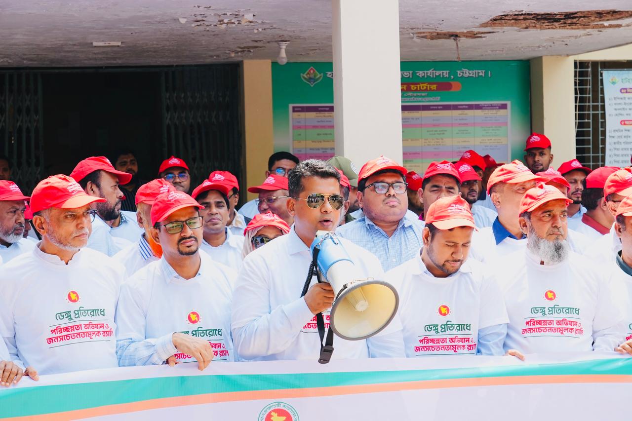 ডেঙ্গুর বিস্তার রোধে উপজেলায় উপজেলায় ছুটছেন ডিসি জাহিদ