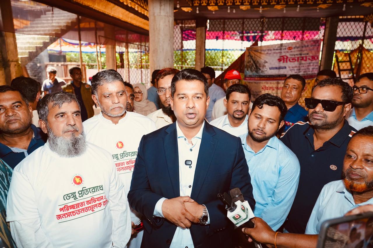 নিরাপত্তাব্যবস্থা দেখতে পূজামণ্ডপে ডিসি জাহিদ