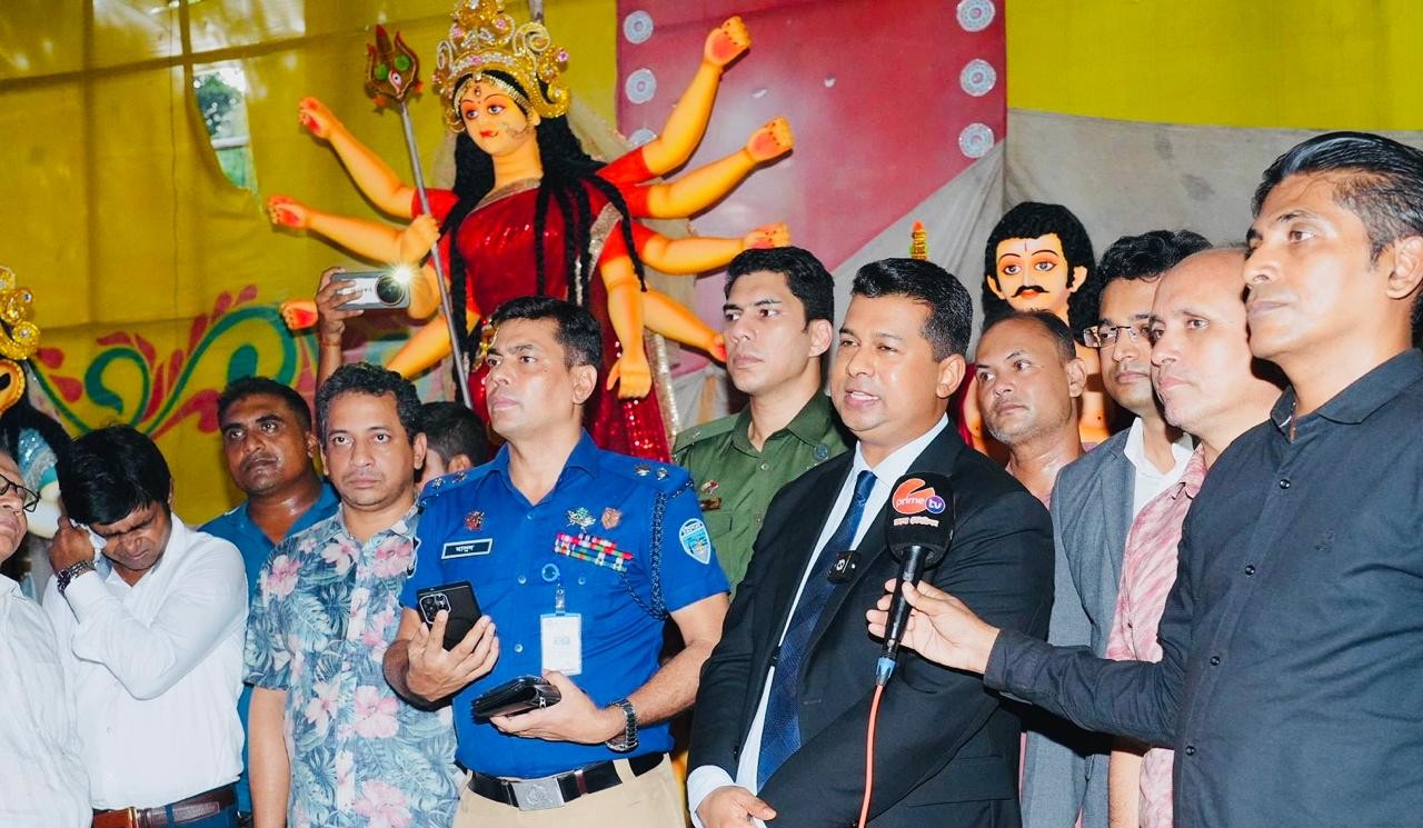 লোহাগাড়ায় দুর্গাপূজার প্রস্তুতি ও নিরাপত্তাব্যবস্থা পরিদর্শন,ডিসি এসপির উপস্থিতিতে আশ্বস্ত আয়োজকেরা