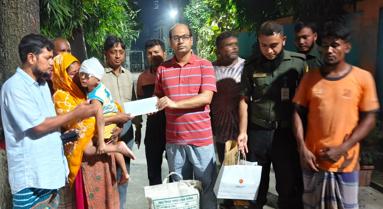 সদর উপজেলা প্রশাসনের চার ঘণ্টার চেষ্টায় পরিবারের কোলে ফিরল ৪ বছরের আবদুল্লাহ