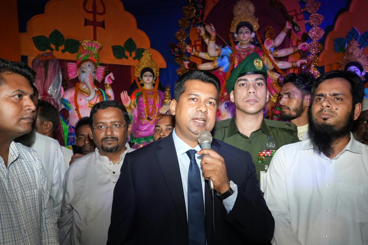 ৪২ বছরে প্রথম, সাগরপাড়ের জেলেপল্লির পূজায় ডিসি — আনন্দে ভাসলো বাংলাবাজার