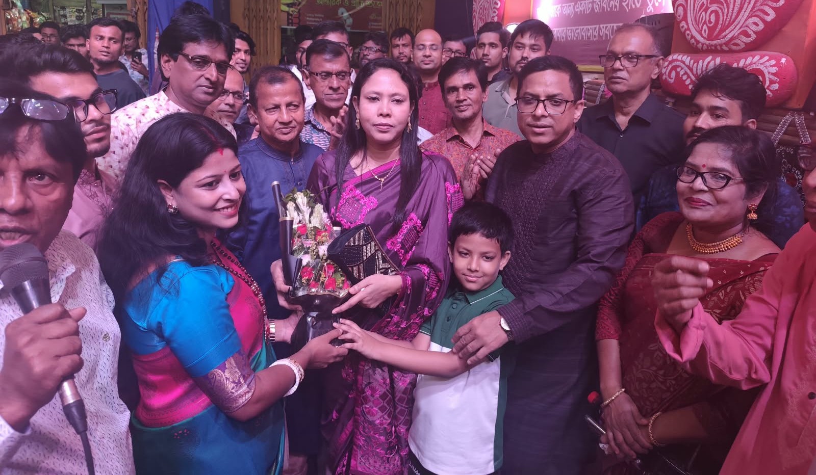লক্ষ্মী মন্দির সহ নারায়ণগঞ্জ সদরের বিভিন্ন পূজা মণ্ডপ পরিদর্শন করলেন ডিসি মোঃ রায়হান কবির