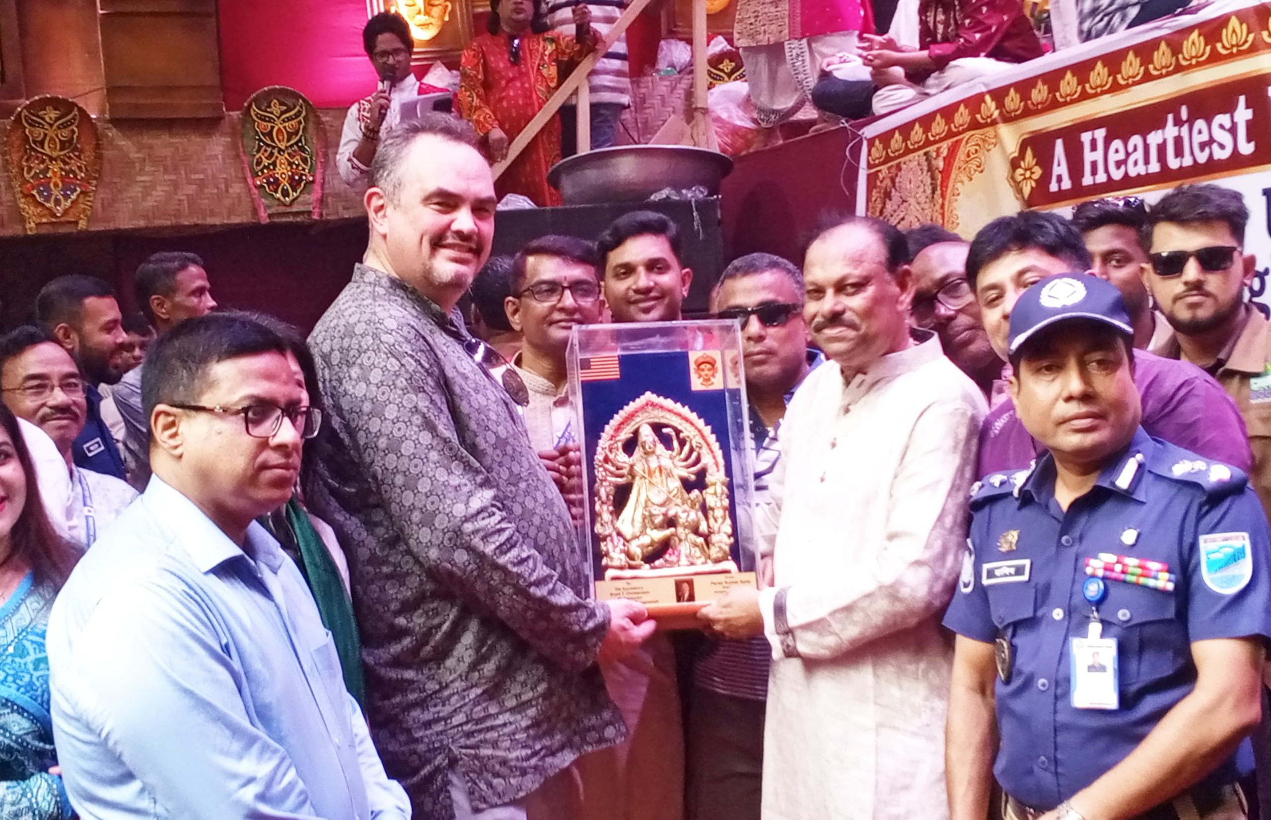 নারায়ণগঞ্জে আমলাপাড়া পূজামণ্ডপ পরিদর্শন করলেন মার্কিন রাষ্ট্রদূত ব্রেন্ট টি. ক্রিস্টেনসেন