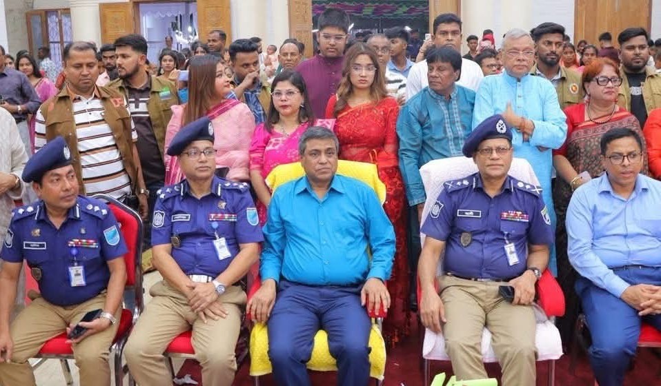 নারায়ণগঞ্জে পূজামণ্ডপ পরিদর্শন ও আইনশৃঙ্খলা নিয়ে পুলিশের মতবিনিময় সভায় ঢাকা বিভাগীয় কমিশনার