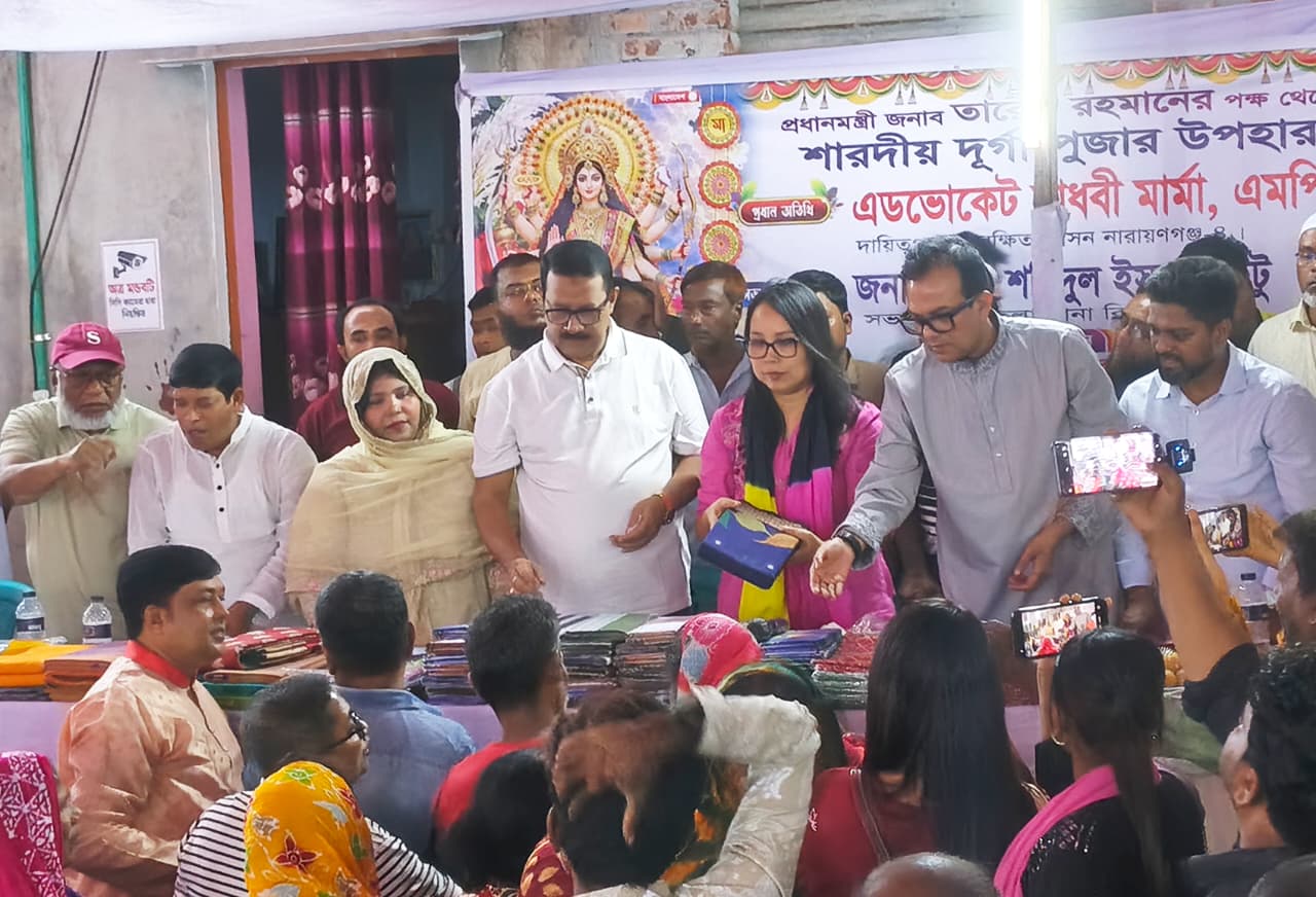 কুতুবপুরে সনাতন ধর্মাবলম্বীদের মাঝে এমপি মাধবী মার্মার উপহার শাড়ি-লুঙ্গি বিতরণ